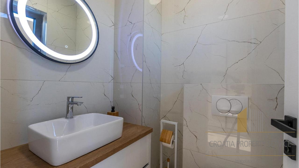 Elegantna vila s bazenom 190 m od mora u Zatonu!