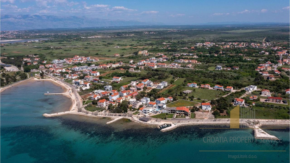 Elegantna vila s bazenom 190 m od mora u Zatonu!