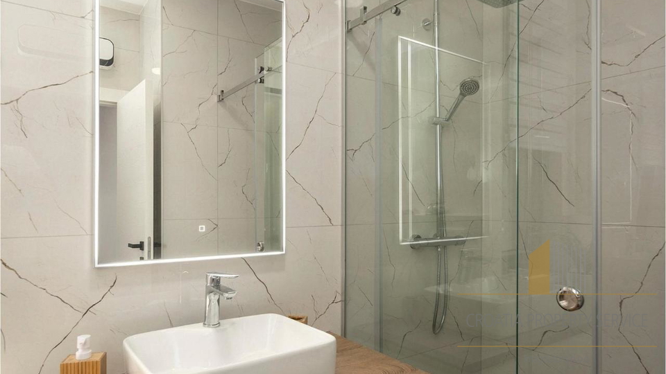 Elegantna vila s bazenom 190 m od mora u Zatonu!