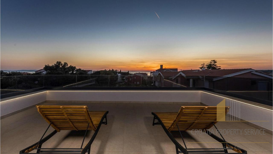 Elegantna vila s bazenom 190 m od mora u Zatonu!