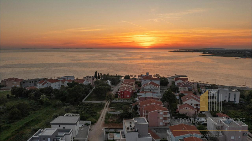 Elegantna vila s bazenom 190 m od mora u Zatonu!