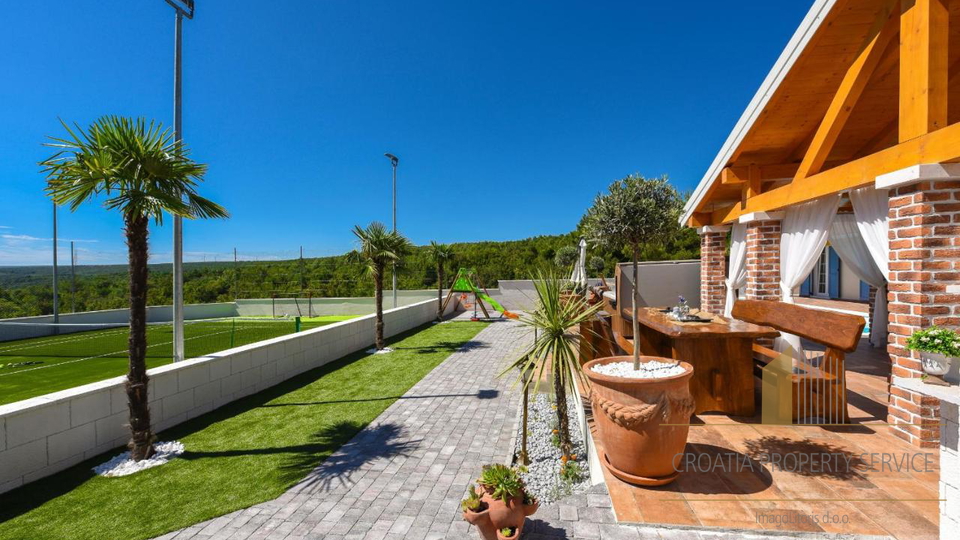 A beautiful villa with a tennis court and a view of the sea near Zadar!