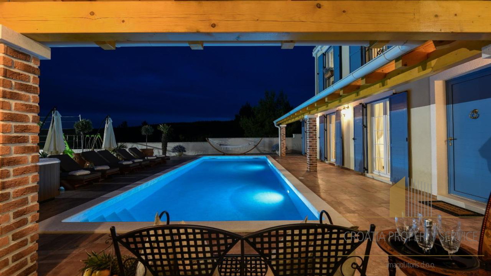 A beautiful villa with a tennis court and a view of the sea near Zadar!