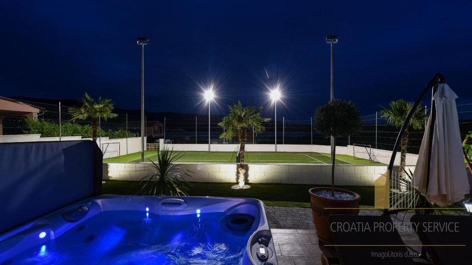 A beautiful villa with a tennis court and a view of the sea near Zadar!