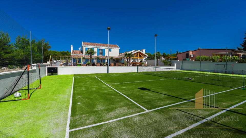 A beautiful villa with a tennis court and a view of the sea near Zadar!