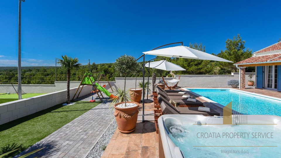 A beautiful villa with a tennis court and a view of the sea near Zadar!