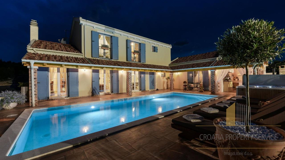 A beautiful villa with a tennis court and a view of the sea near Zadar!