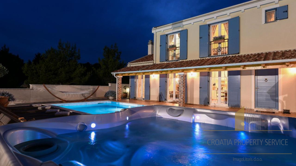 A beautiful villa with a tennis court and a view of the sea near Zadar!