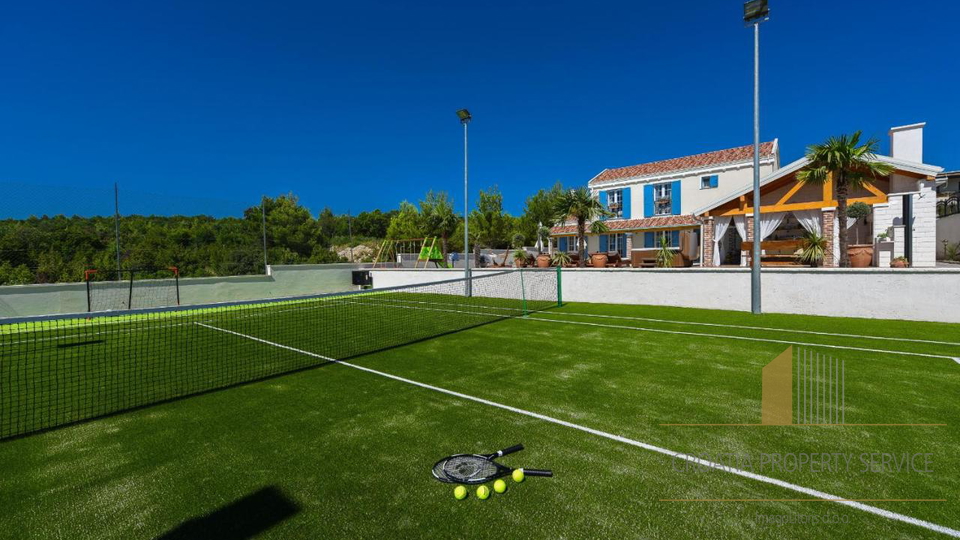 Eine wunderschöne Villa mit Tennisplatz und Meerblick in der Nähe von Zadar!