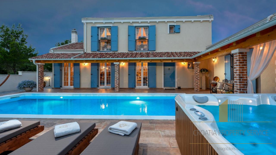 A beautiful villa with a tennis court and a view of the sea near Zadar!