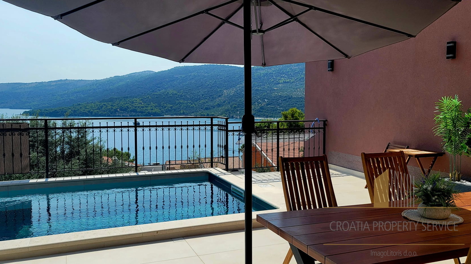 Luxury villa with a beautiful sea view in the vicinity of Trogir!