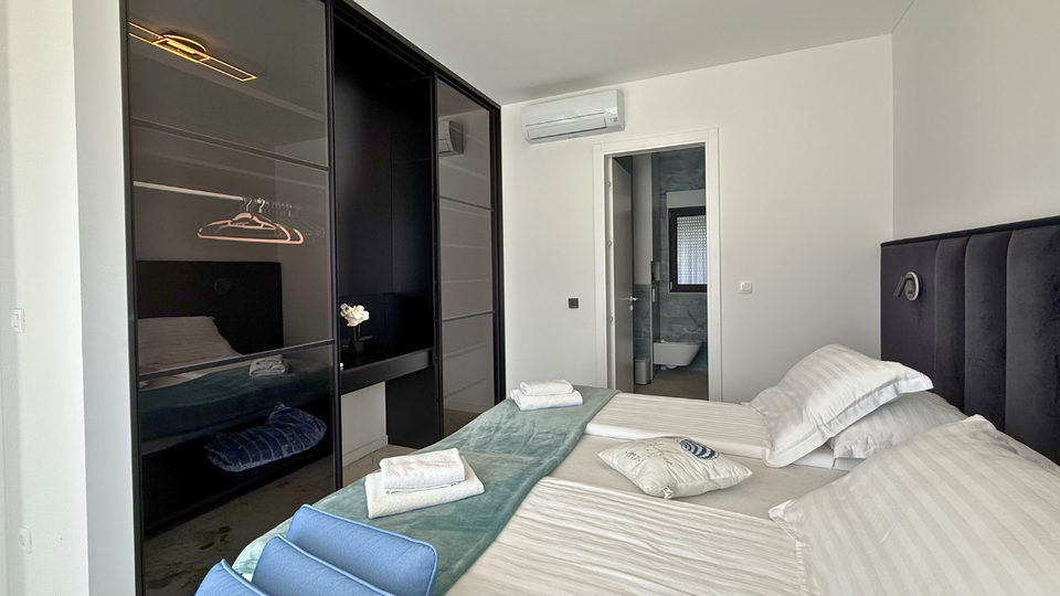 Moderna luksuzna vila v prvem vrsti ob morju &ndash; Rogoznica&excl;