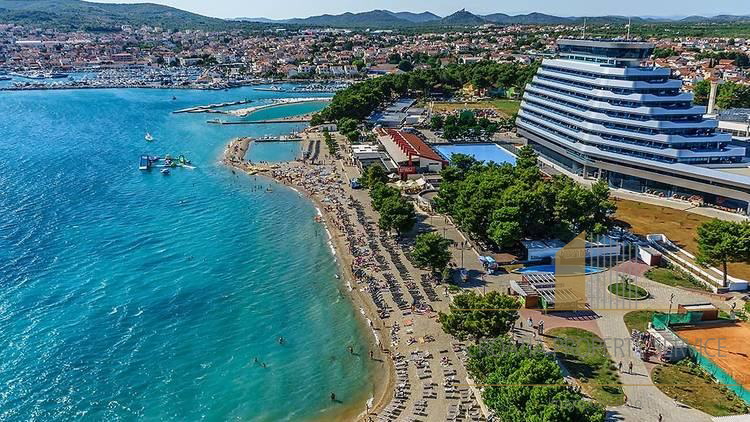 Investicijska priložnost: Atraktivno zemljišče 5000 m2 ob morju v Vodicah!