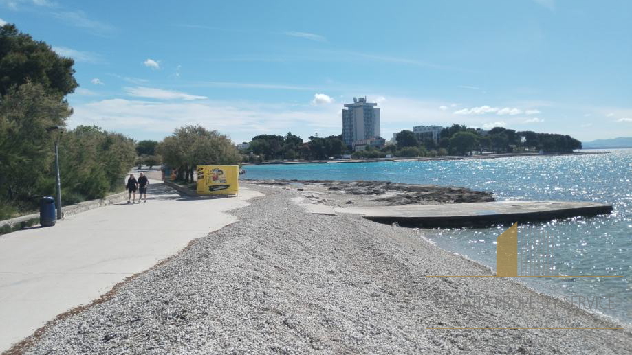 Investicijska priložnost: Atraktivno zemljišče 5000 m2 ob morju v Vodicah!