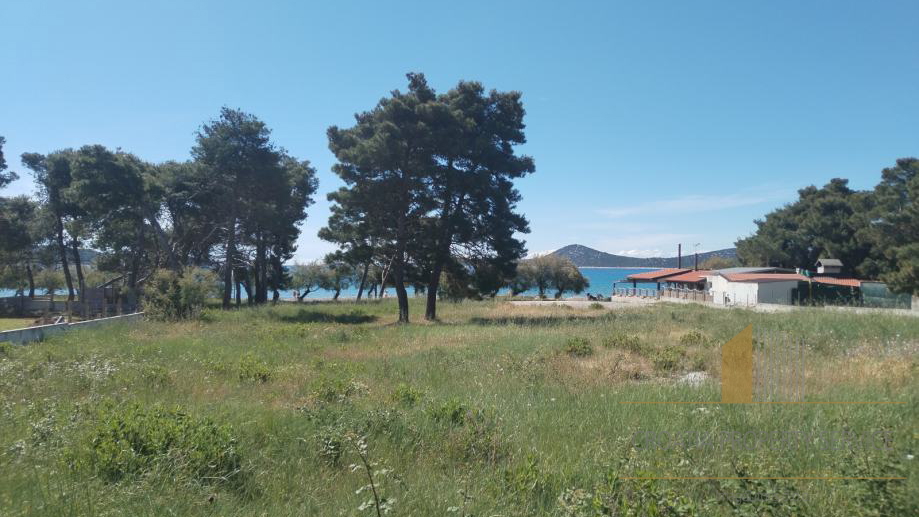 Investicijska priložnost: Atraktivno zemljišče 5000 m2 ob morju v Vodicah!