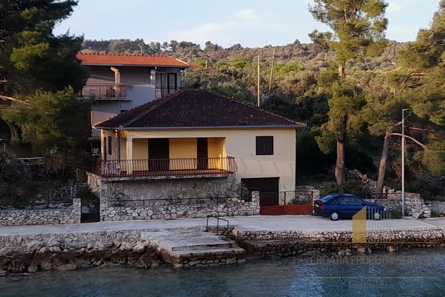 A unique opportunity! House with great potential - first row to the sea on Drvenik Veliki!