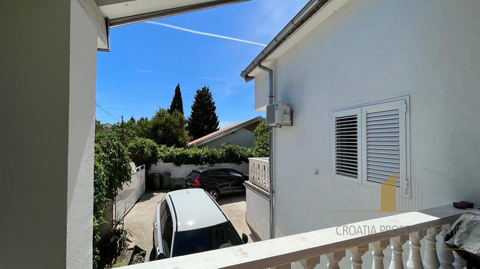 Čudovita apartmajska hiša le 200 metrov od morja - Gornji Karin!