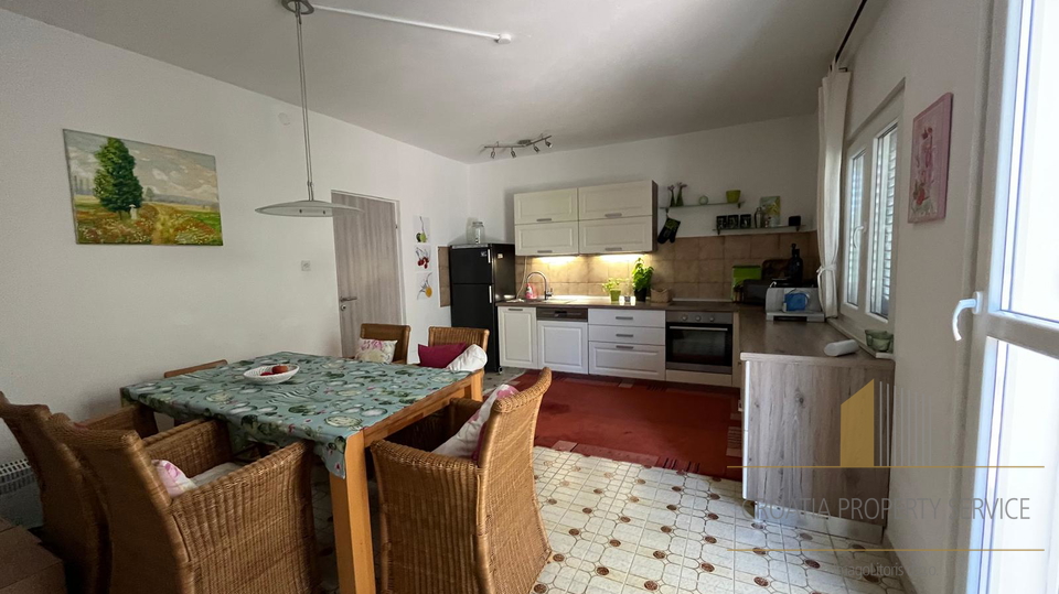 Čudovita apartmajska hiša le 200 metrov od morja - Gornji Karin!