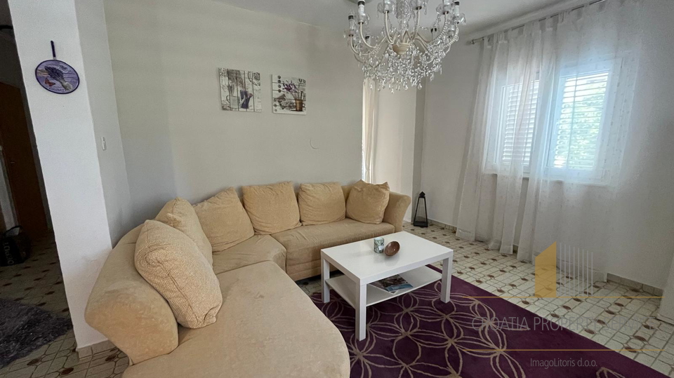 Čudovita apartmajska hiša le 200 metrov od morja - Gornji Karin!