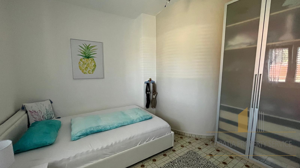 Čudovita apartmajska hiša le 200 metrov od morja - Gornji Karin!