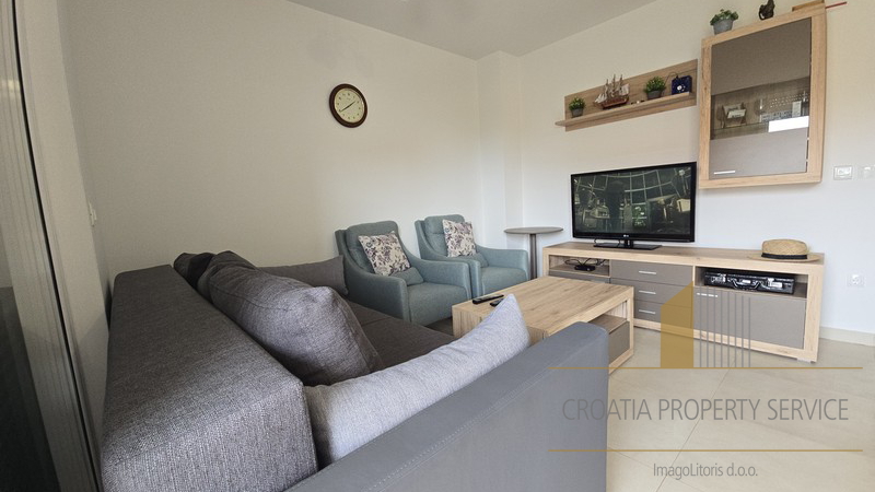 A modern one-room apartment with a view of the sea - Promajna!