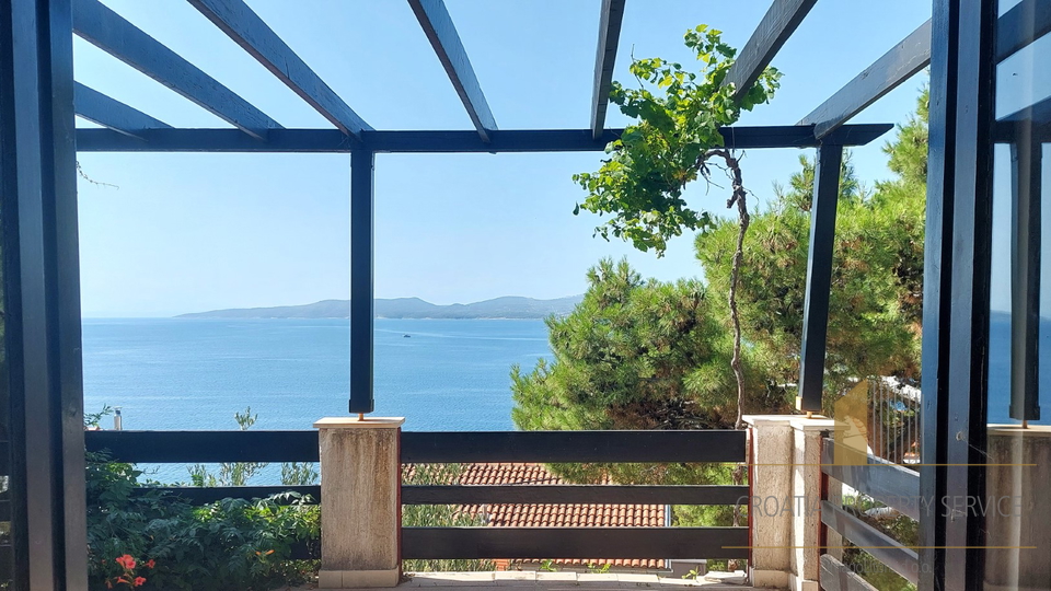 Semi-detached house with two apartments, two garages and a beautiful view of the sea - Omiš!