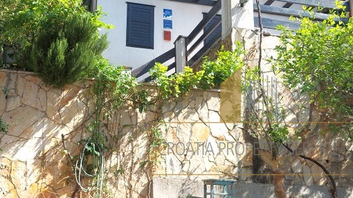 Semi-detached house with two apartments, two garages and a beautiful view of the sea - Omiš!