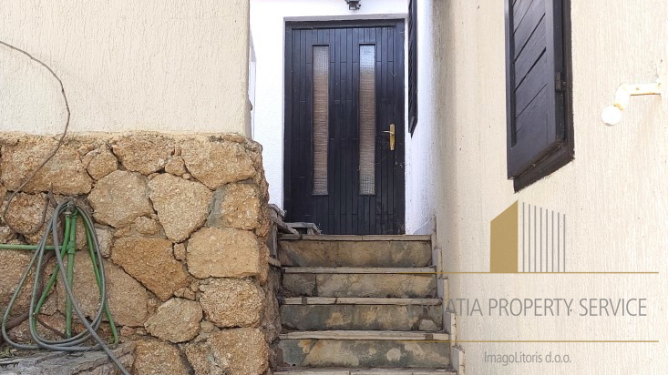 Semi-detached house with two apartments, two garages and a beautiful view of the sea - Omiš!