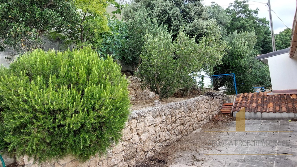 Semi-detached house with two apartments, two garages and a beautiful view of the sea - Omiš!