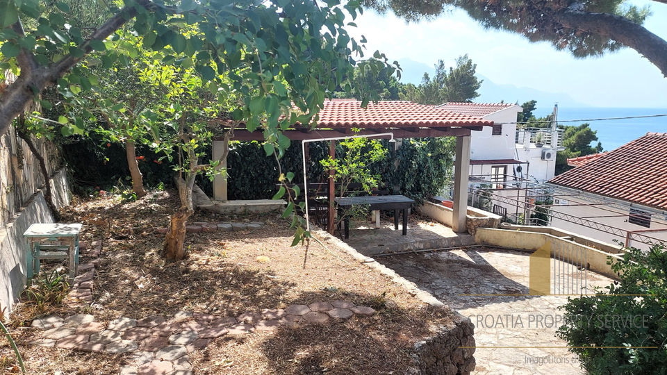 Semi-detached house with two apartments, two garages and a beautiful view of the sea - Omiš!