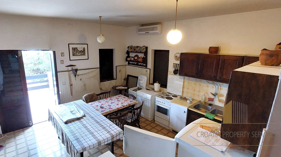 Dvojček z dvema apartmajema, dvema garažama in prekrasnim pogledom na morje - Omiš!