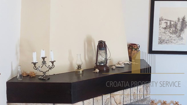 Semi-detached house with two apartments, two garages and a beautiful view of the sea - Omiš!