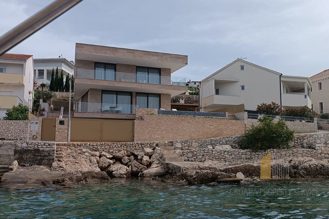 Esclusiva villa di lusso in prima fila sul mare a Ražnju!