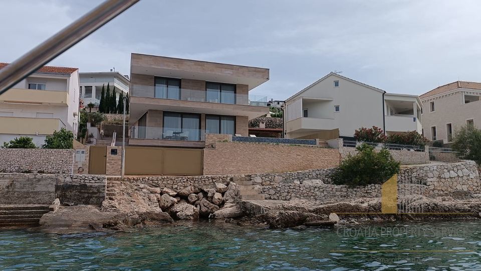 Exclusive luxury villa on the first row by the sea in Ražanj!