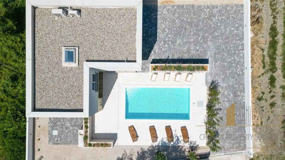 Neue Luxusvilla mit Pool - Nin!