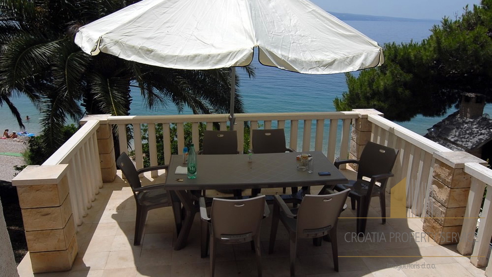 Extraordinary apartment villa by the beach near Omiš!