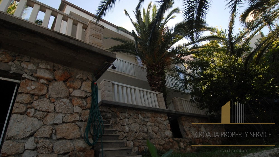 Extraordinary apartment villa by the beach near Omiš!