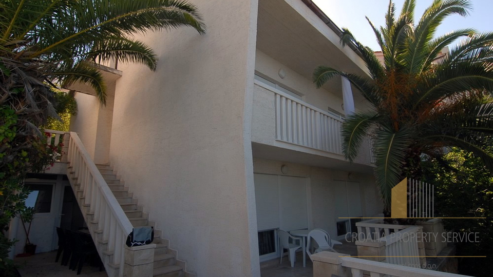 Extraordinary apartment villa by the beach near Omiš!
