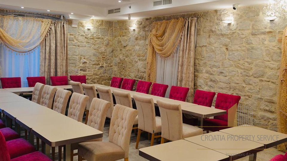 An exceptional 3*** hotel only 100 meters from the beach in Kaštela!