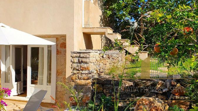 Beautiful rustic villa with pool on the island of Hvar!