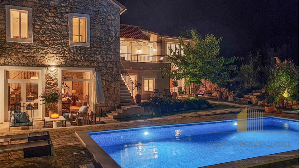 Beautiful rustic villa with pool on the island of Hvar!