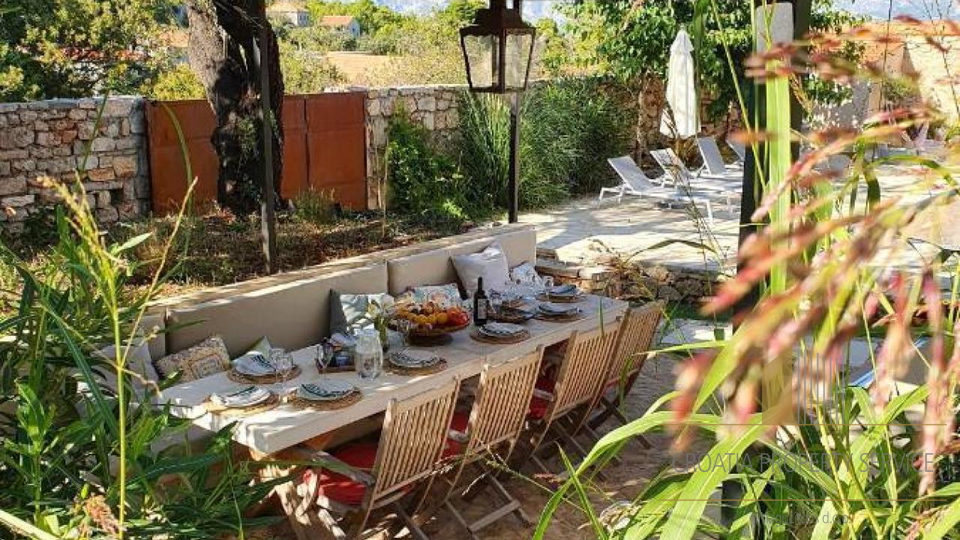 Beautiful rustic villa with pool on the island of Hvar!