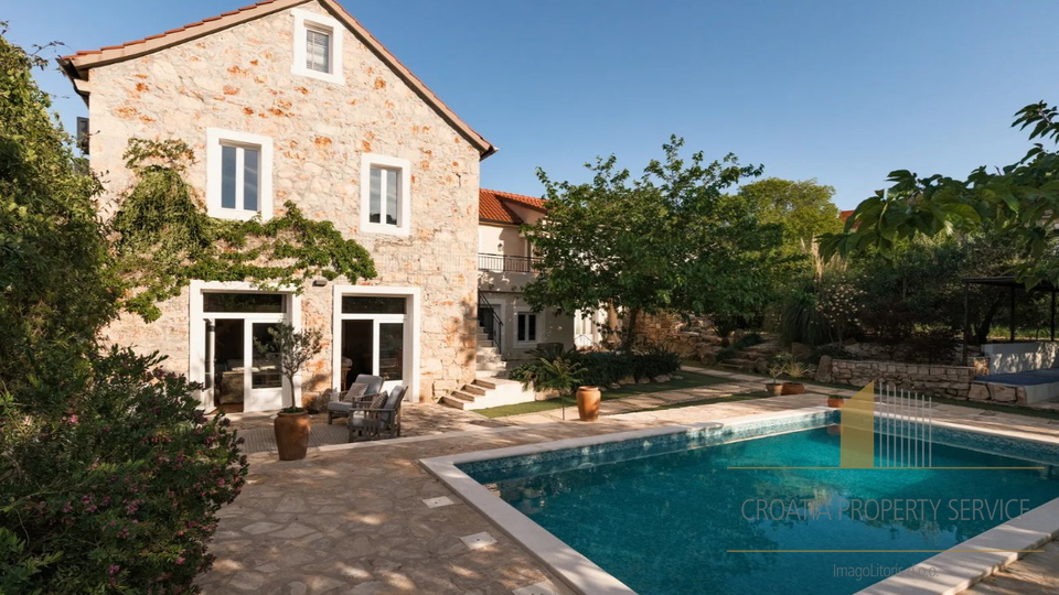 Beautiful rustic villa with pool on the island of Hvar!