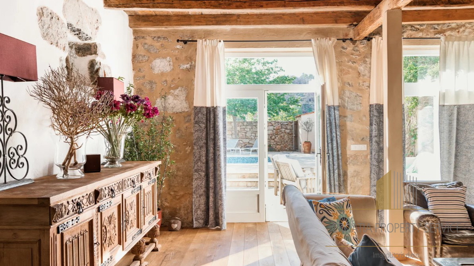 Beautiful rustic villa with pool on the island of Hvar!