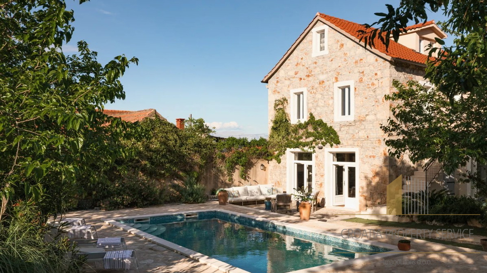 Beautiful rustic villa with pool on the island of Hvar!