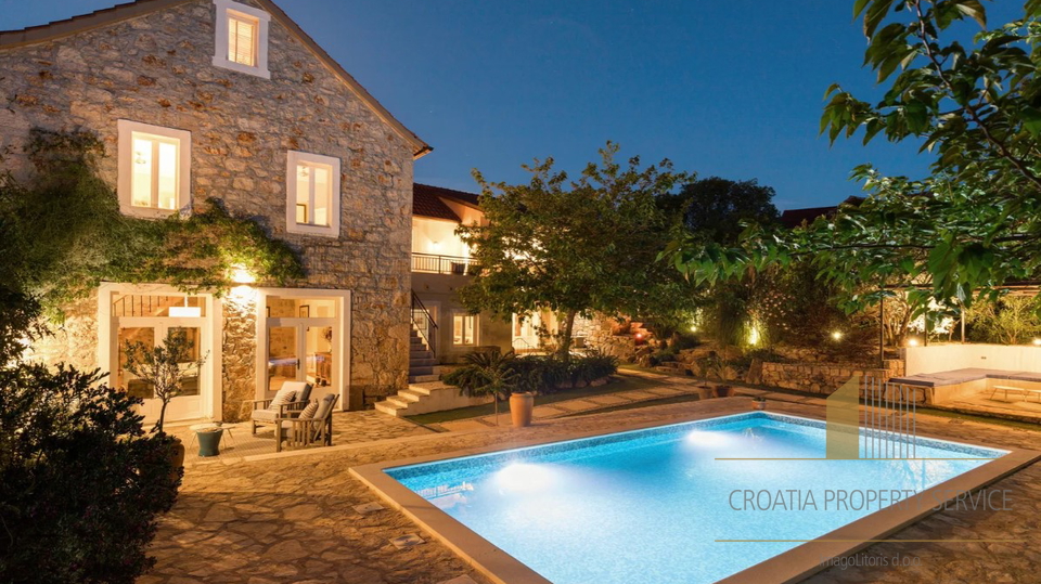 Beautiful rustic villa with pool on the island of Hvar!