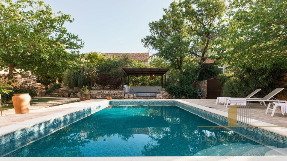 Beautiful rustic villa with pool on the island of Hvar!