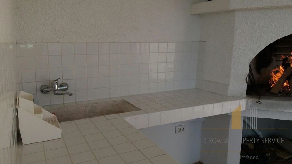 Bellissima casa con piscina in prima fila sulla spiaggia nella riviera di Omiš!