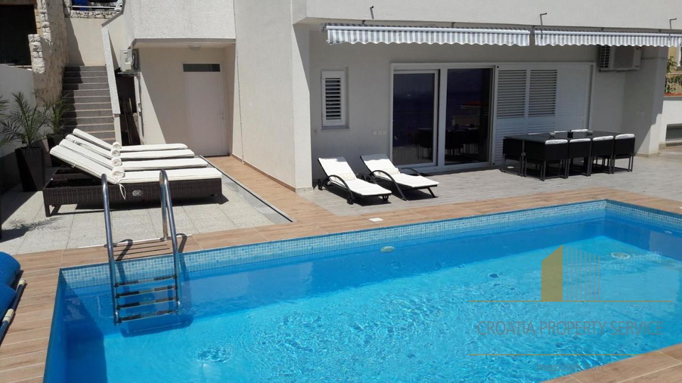 Bellissima casa con piscina in prima fila sulla spiaggia nella riviera di Omiš!