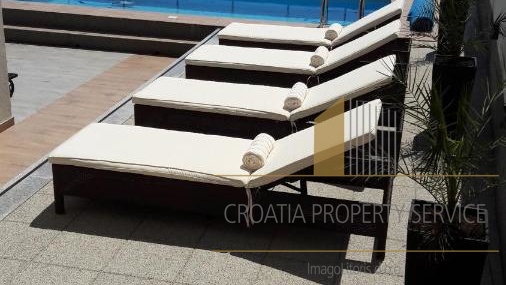 Bellissima casa con piscina in prima fila sulla spiaggia nella riviera di Omiš!